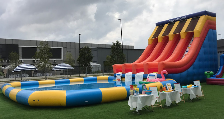 Toboggan aquatique gonflable géant commercial avec piscine en Malaisie