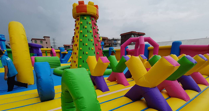Parc d'attractions gonflable pour adultes et enfants
