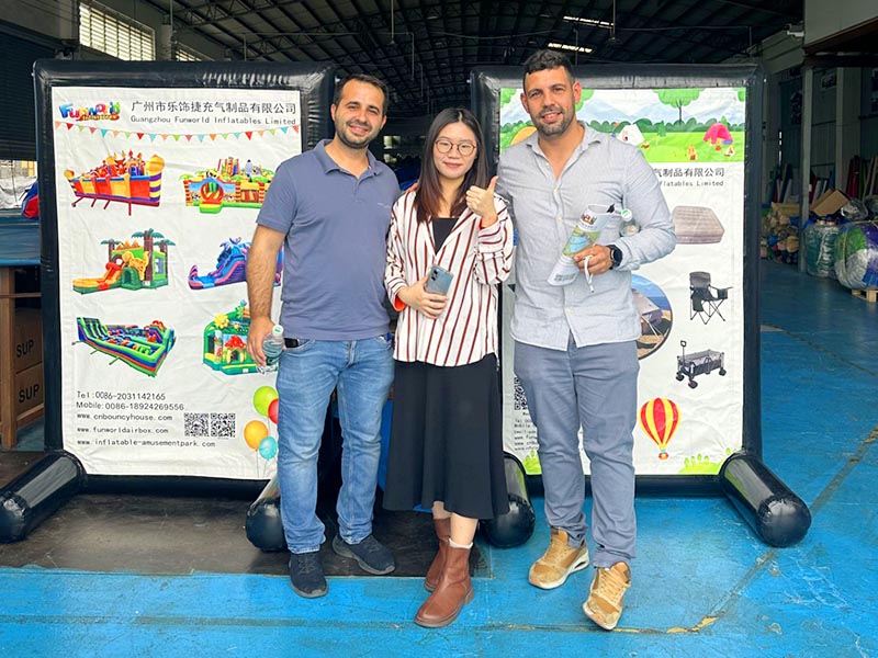 Visite d'un client espagnol à Guangzhou Funworld Inflatables Limited le 20 mars 2025