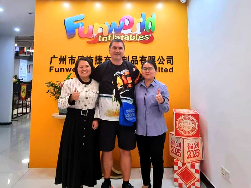 Un client croate visite Guangzhou Funworld Inflatables Limited le 26 mars 2025