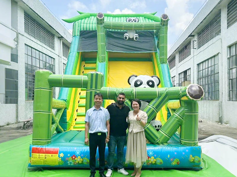 Le client égyptien Ahmed Sheta visite Guangzhou Funworld Infalatables Limited le 15 septembre 2024
