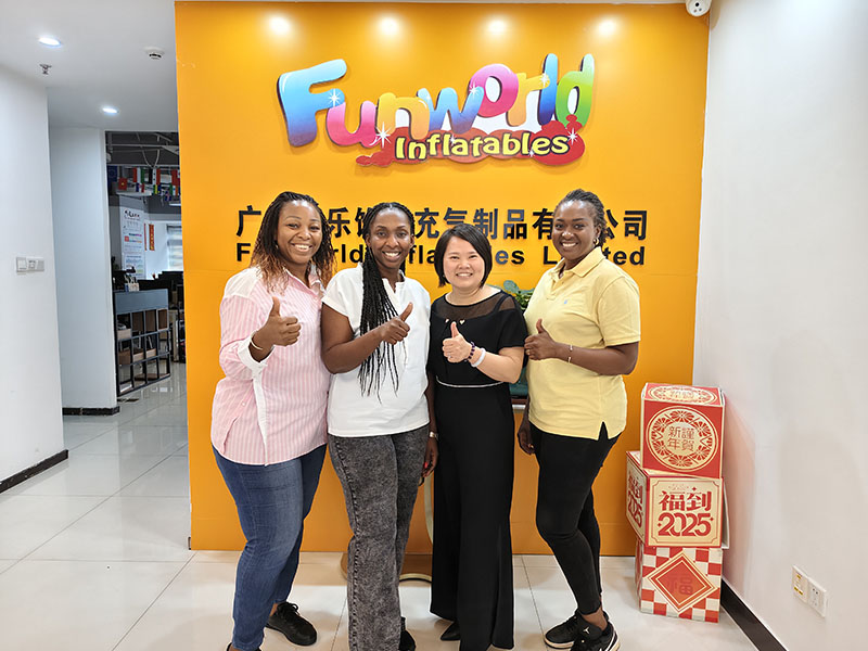 Notre client de Côte d'Ivoire visite Guangzhou funworld inflatables limited
