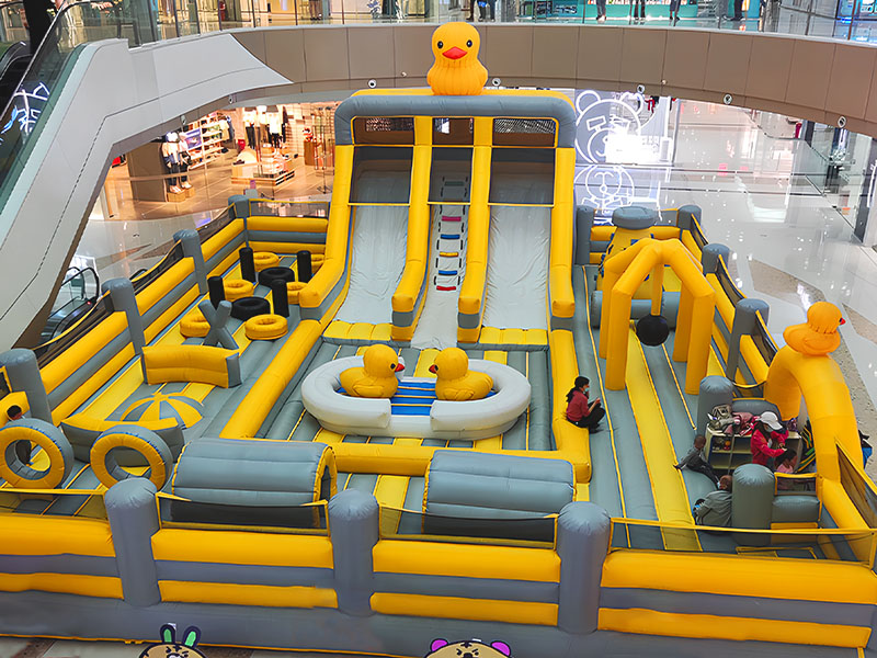 Les parcs gonflables géants de canards jaunes sont la combinaison parfaite d'aventure dans un centre commercial et de plaisir sans fin