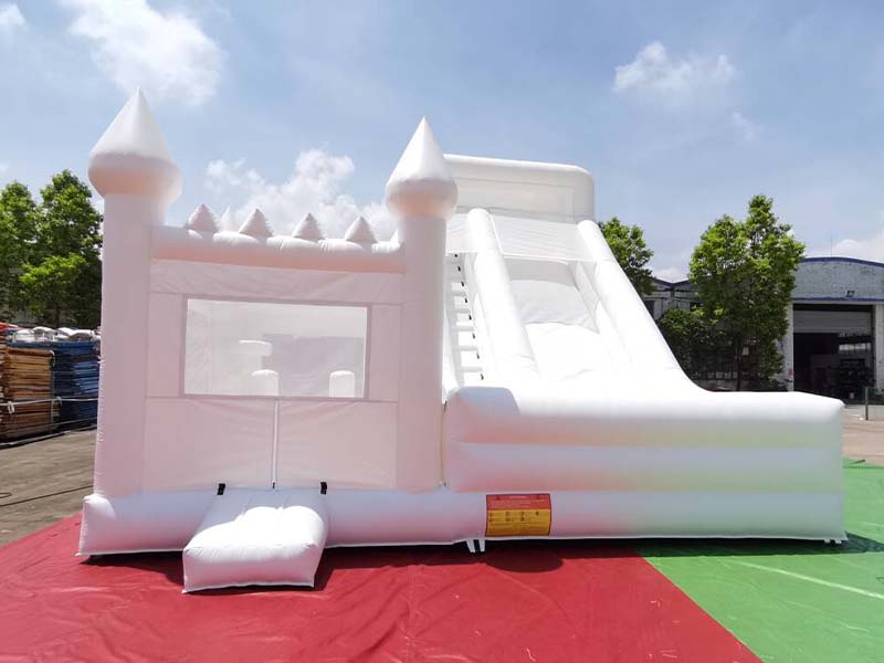 Château gonflable blanc de qualité commerciale avec toboggan et mur d'escalade