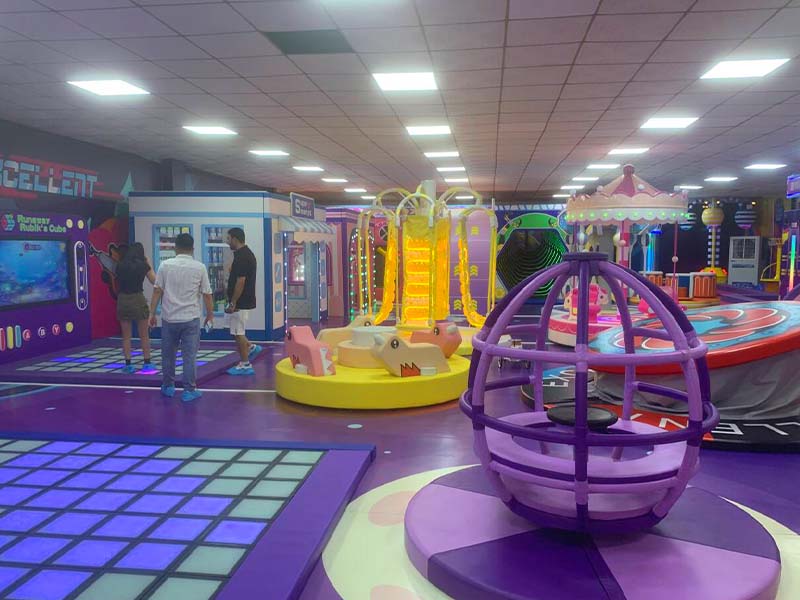 Aire de jeux commerciale intérieure : un paradis coloré de jeux et d'aventures inoubliables pour les enfants