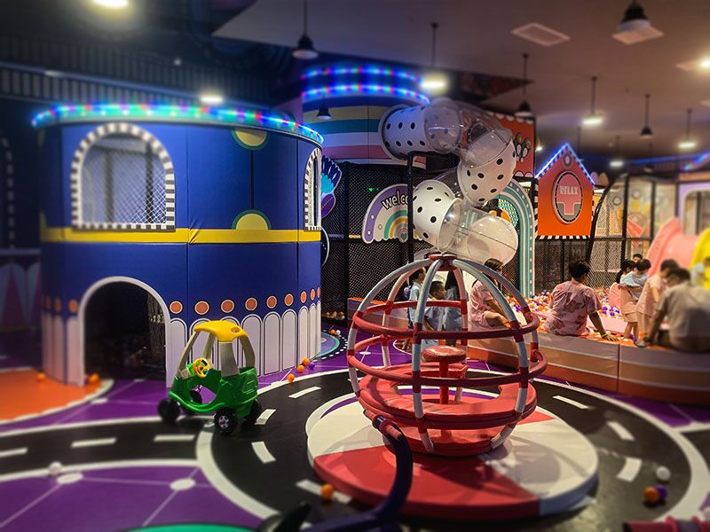 Une fusion magique d'une aire de jeux intérieure et d'un parc aquatique gonflable