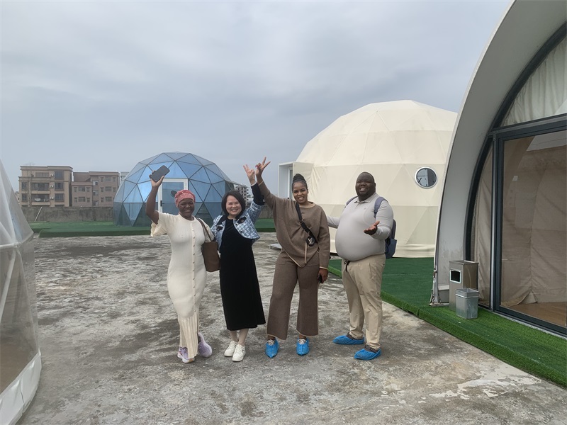 Nos grandes tentes blanches de mariage en extérieur séduisent les clients sud-africains, et notre solide production nous permet d'étendre notre présence sur le marché africain.