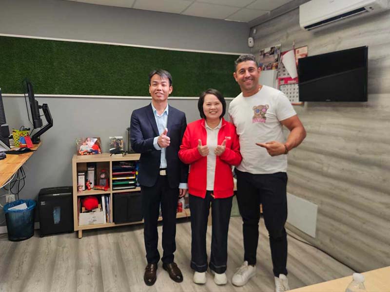 Visite chez des clients en Espagne. Fête d'enfants dans le jardin avec toboggan aquatique gonflable.