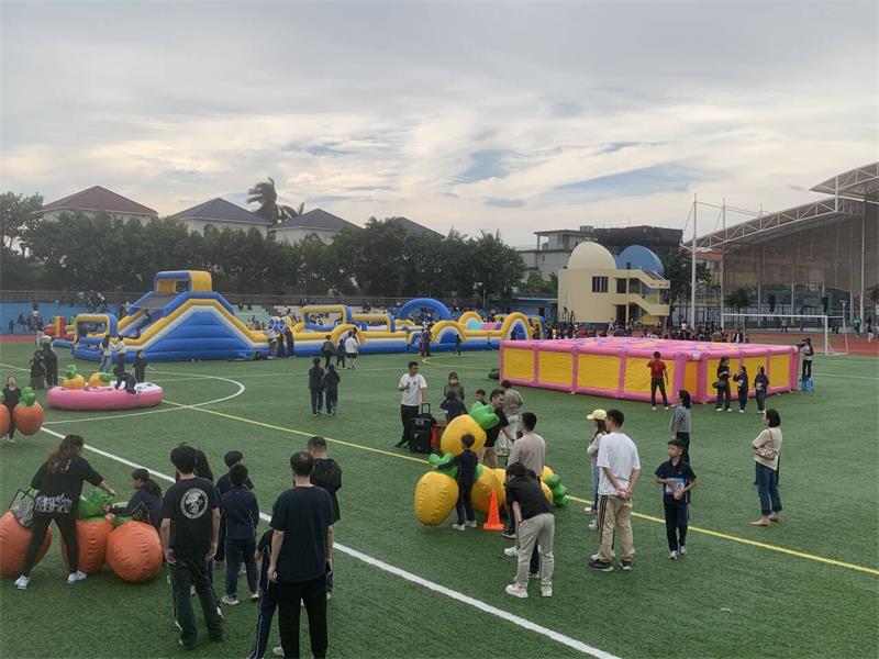 Projet de château gonflable et de maison gonflable géante de Funworld Company sur le campus