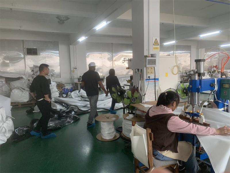 Visite d'un client sous une tente de mariage en aluminium blanc avec atrium pouvant accueillir 300 à 500 personnes